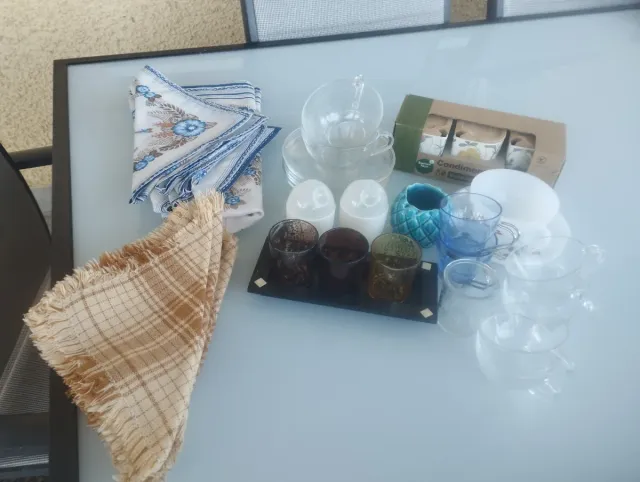 Mantelería, servilletas y tazas y platos de crista