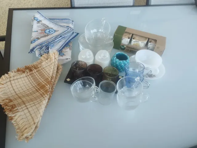 Mantelería, servilletas y tazas y platos de crista