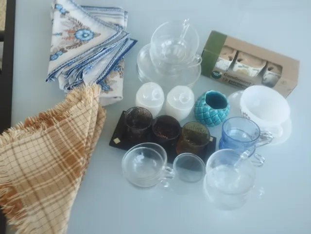 Mantelería, servilletas y tazas y platos de crista