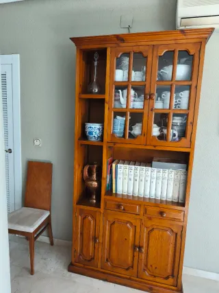 Vitrina madera color miel con puertas de cristal