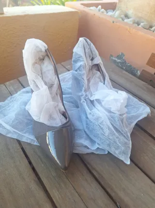 Tacones plateados para eventos. Talla 34 Europa
