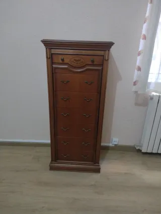 Cómoda de madera oscura