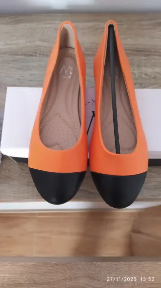 Zapatos naranja talla 40 y beige talla 38.