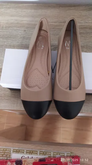 Zapatos naranja talla 40 y beige talla 38.