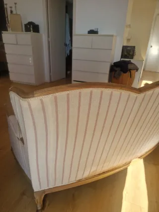 Sofá antiguo de terciopelo y madera