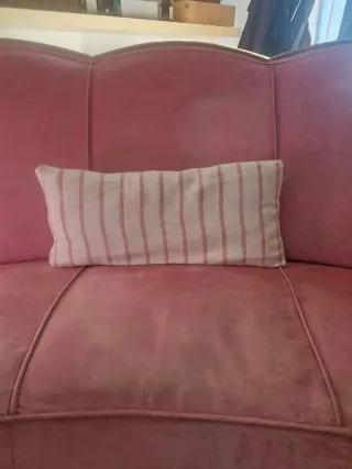 Sofá antiguo de terciopelo y madera