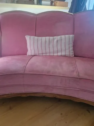 Sofá antiguo de terciopelo y madera