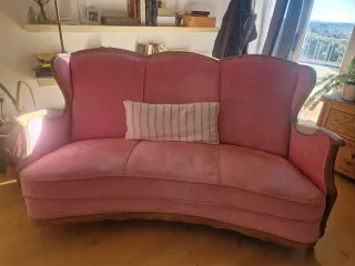 Sofá antiguo de terciopelo y madera