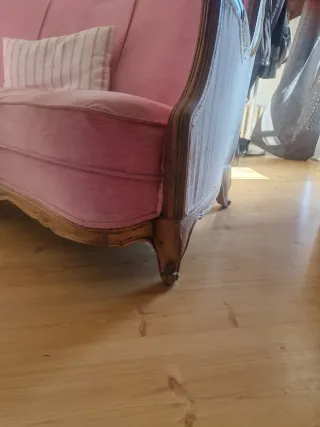 Sofá antiguo de terciopelo y madera