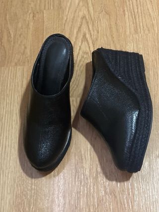 Zuecos cuña negros