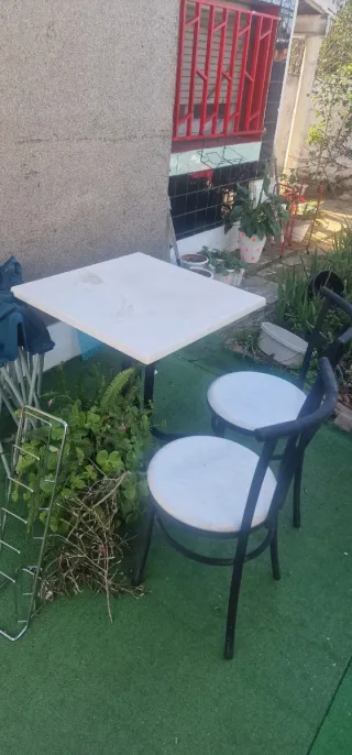 Mesa y 2 Sillas Metálicas