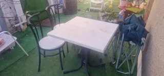 Mesa y 2 Sillas Metálicas