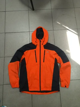 Chaqueta chubasquero naranja y negro