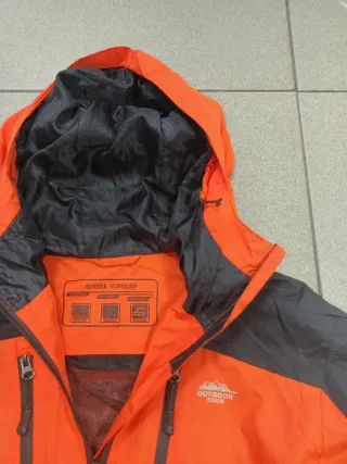 Chaqueta chubasquero naranja y negro