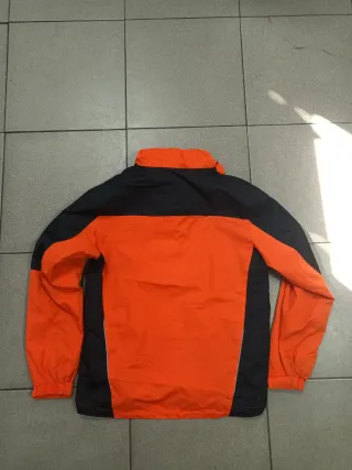 Chaqueta chubasquero naranja y negro