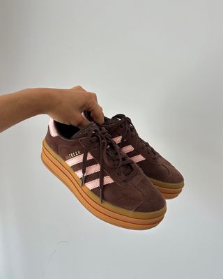 Adidas Gazelle plataforma marrón y rosa