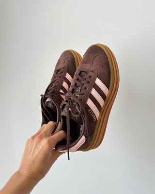 Adidas Gazelle plataforma marrón y rosa
