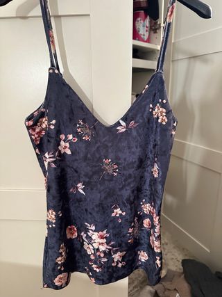 Top terciopelo azul flores rosas