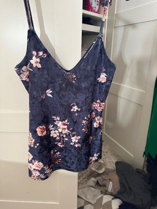 Top terciopelo azul flores rosas