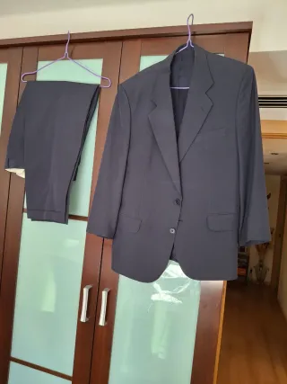 Traje azul marino oscuro