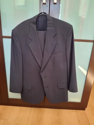 Traje azul marino oscuro