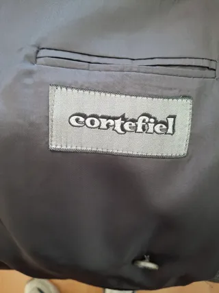 Traje azul marino oscuro