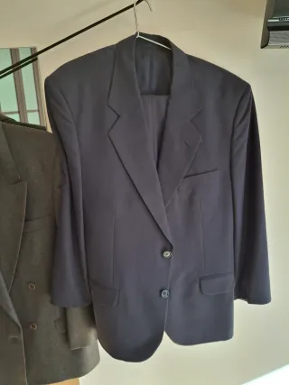 Traje azul marino oscuro