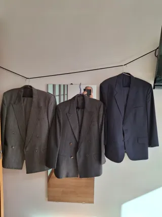 Traje azul marino oscuro