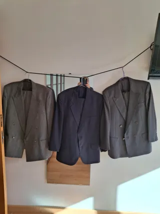 Traje azul marino oscuro