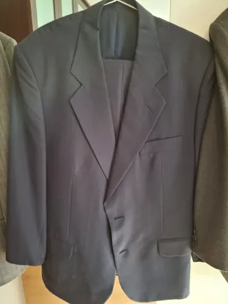 Traje azul marino oscuro