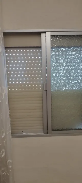 Ventana de aluminio con persiana 1,17 x 1,05