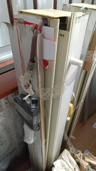 Ventana de aluminio con persiana 1,17 x 1,05