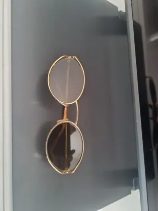 Gafas de sol doradas y marrones