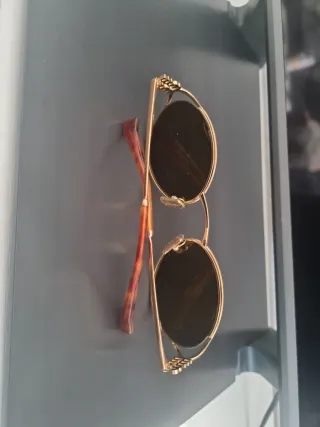 Gafas de sol doradas y marrones