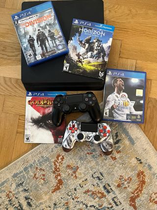 Consola PS4 slim Negra + 4 Juegos y 2 Mandos