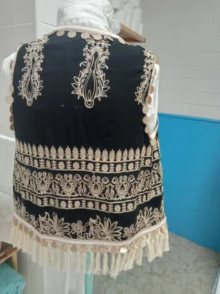 Colete preto com detalhes dourados