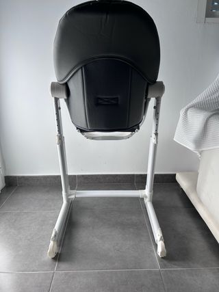 Trona de bebé gris oscura, con 3 posiciones.