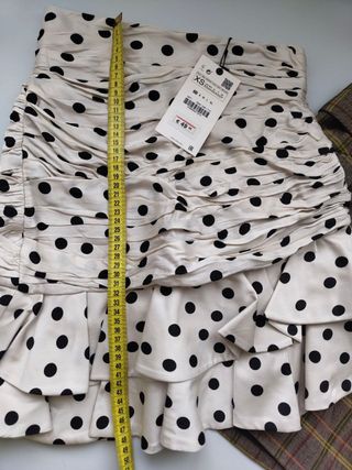 Minifalda Zara Beige Lunares + Mango Marrón Cuadro