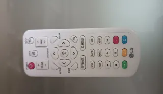 Mini proyector marrón y dorado