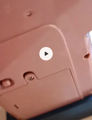 Cafetería de juguete con accesorios. Echa agua de