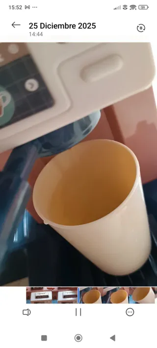 Cafetería de juguete con accesorios. Echa agua de