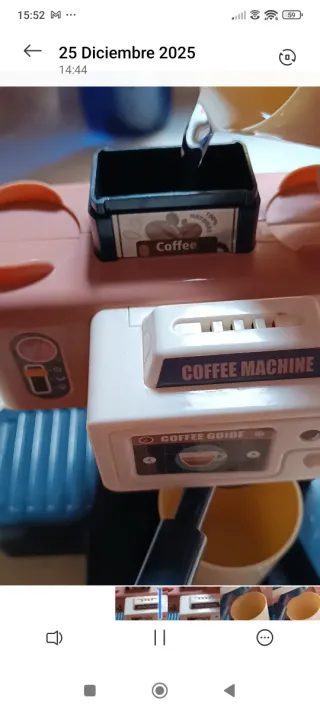 Cafetería de juguete con accesorios. Echa agua de