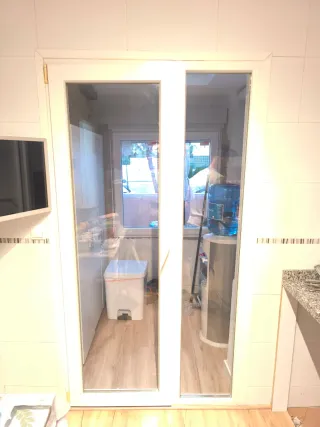 Puerta de cristal blanca