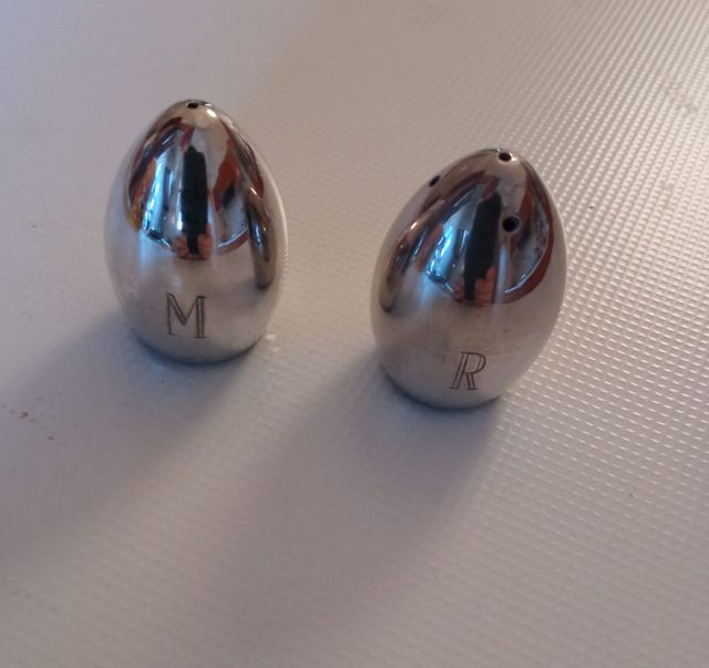 Saliera e pepiera con iniziali RM