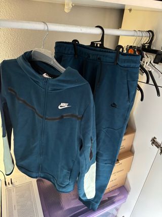 Conjunto deportivo Nike sudadera y pantalón