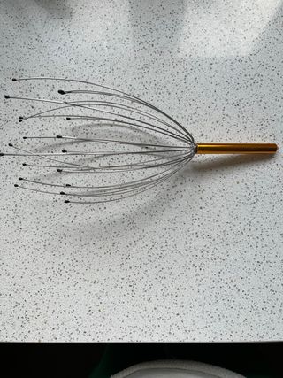 Rascador de cabeza dorado y plateado