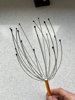 Rascador de cabeza dorado y plateado