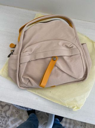 Bolso-mochila de mujer beige y amarillo