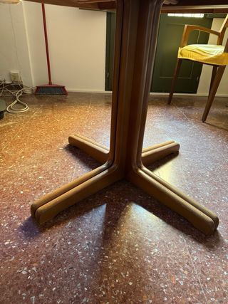 Mesa extensible redonda de madera