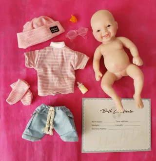 Muñeca bebé con gafas y mochila